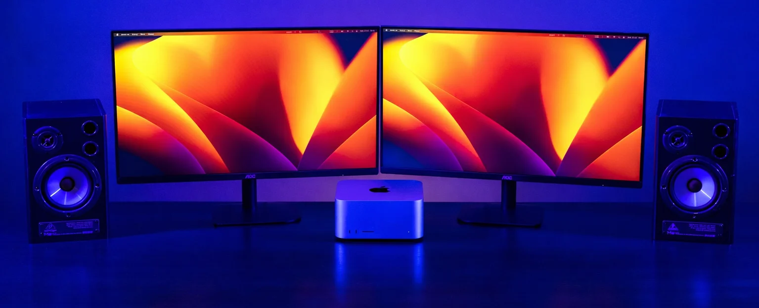 Zestaw Mac Studio na wynajem: dwa monitory 27 cali i głośniki bliskiego pola